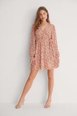 Robe à encolure en V avec superposition structurée