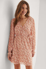 Robe à encolure en V avec superposition structurée