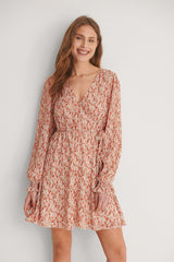 Robe à encolure en V avec superposition structurée