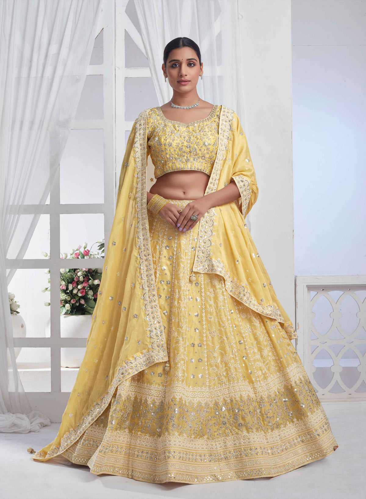 Lehenga Choli brodé en mousseline de soie jaune à paillettes