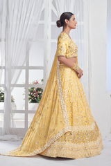 Lehenga Choli brodé en mousseline de soie jaune à paillettes