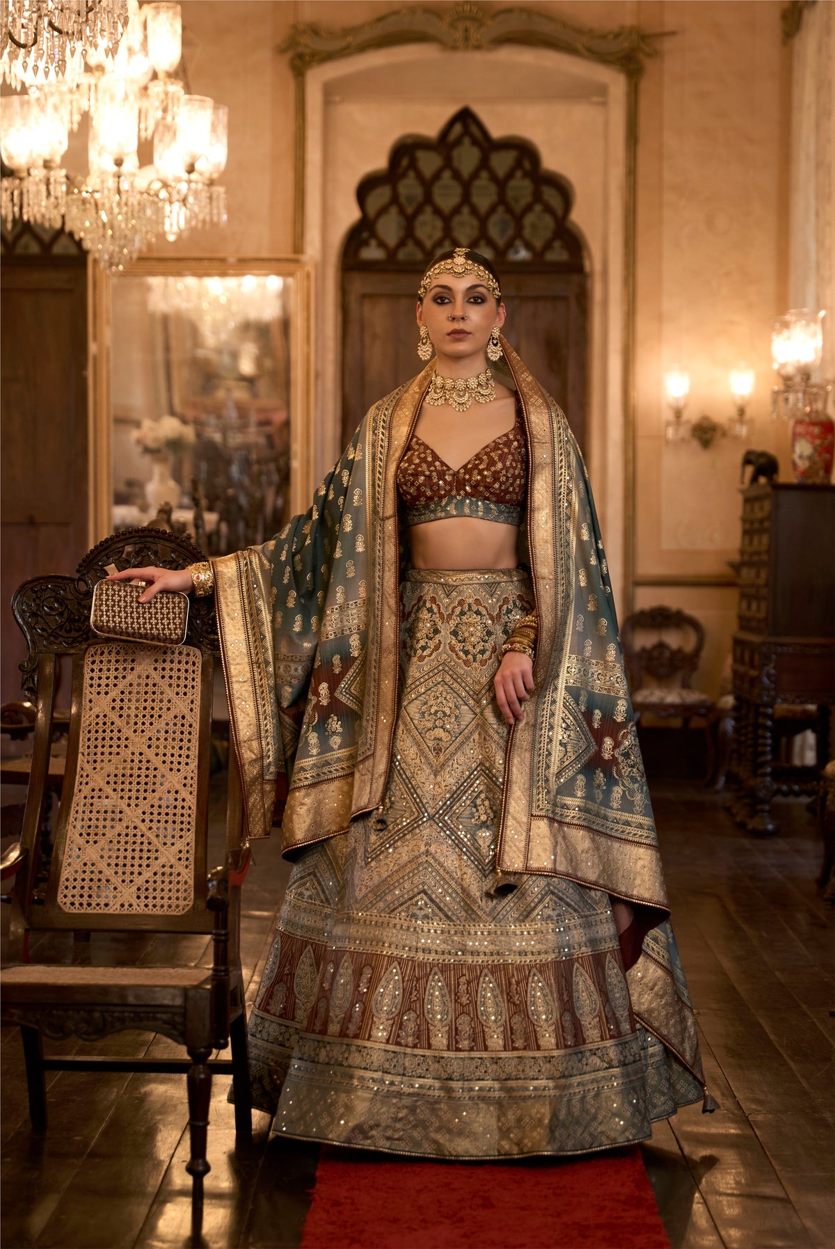 Lehenga choli en soie marron et gris scintillant 