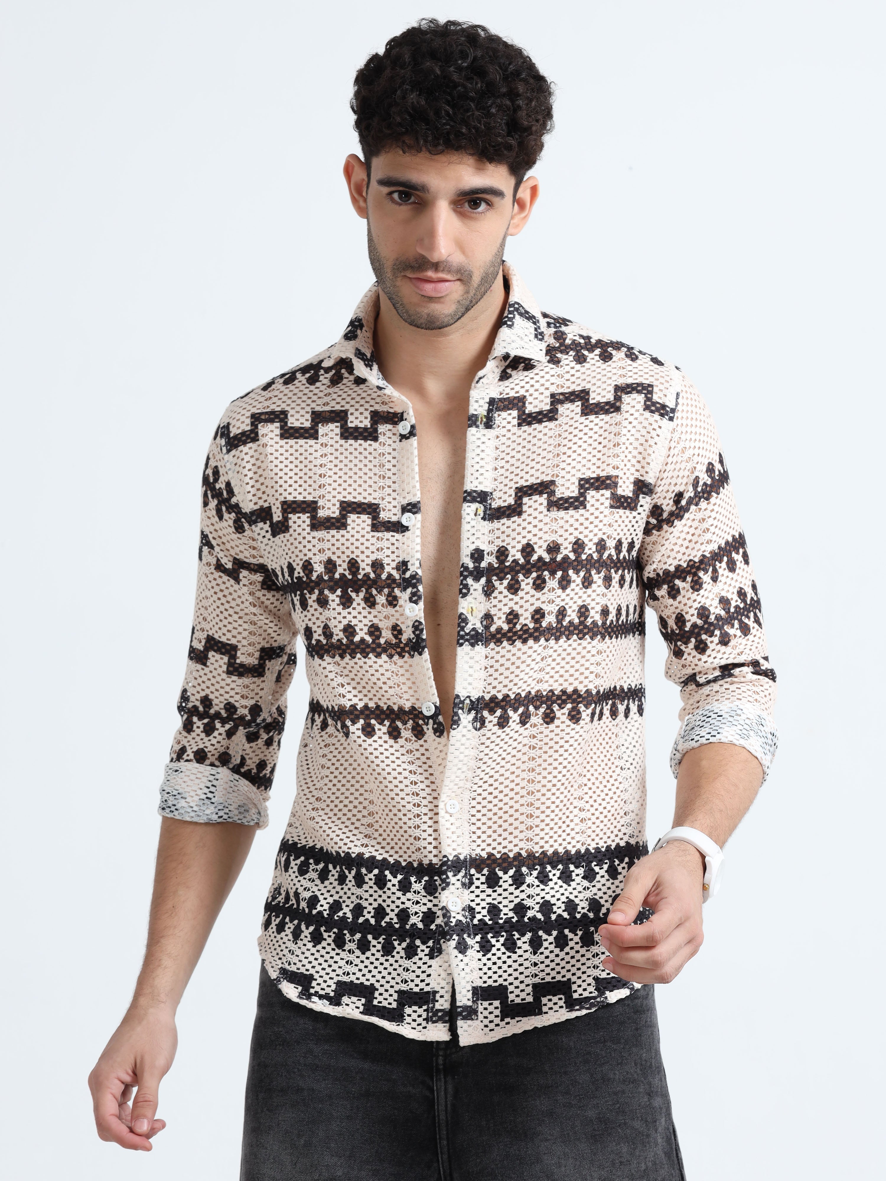 Chemise régulière à manches longues en coton crocheté blanc et noir