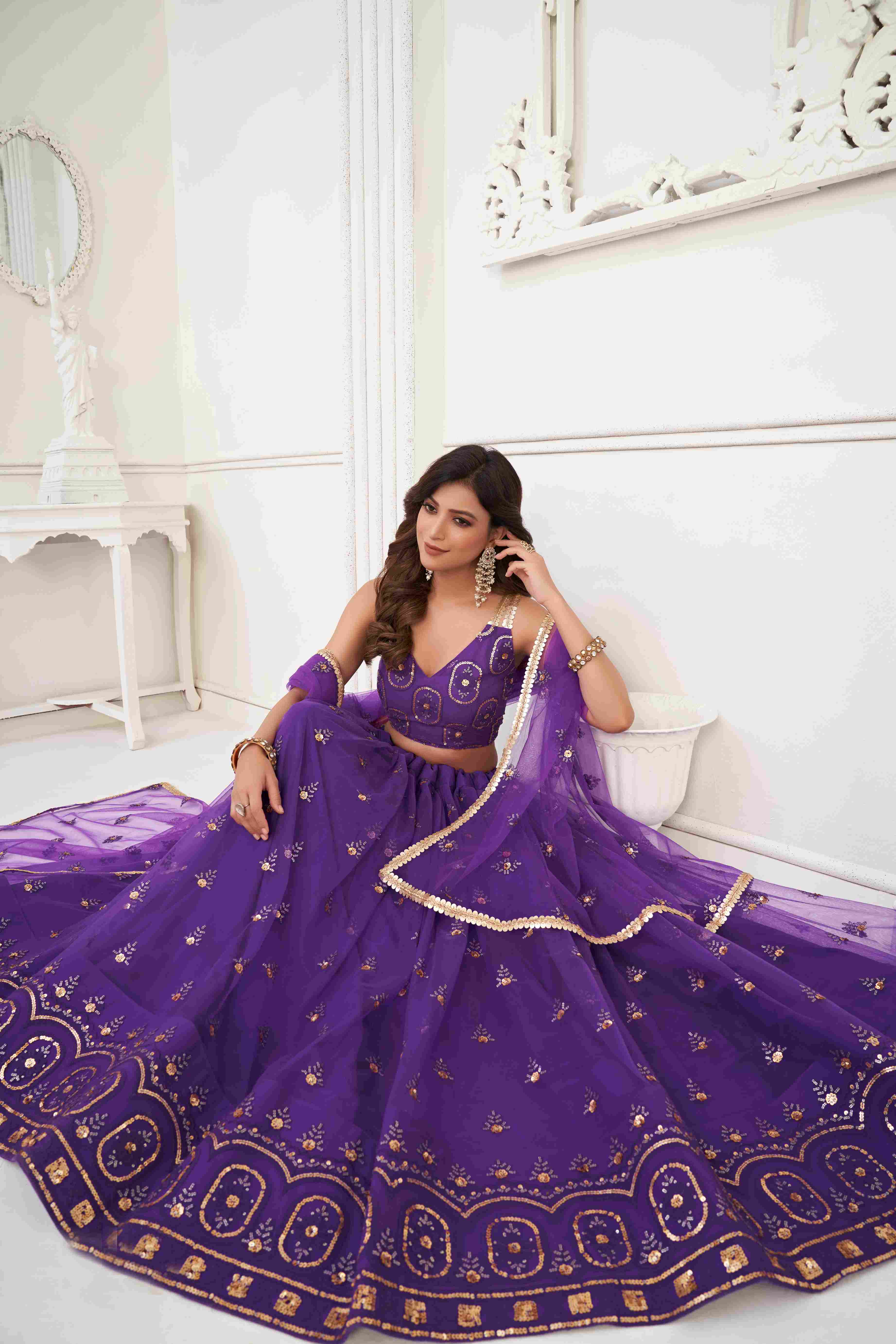 Lehenga Choli en filet brodé à paillettes violettes