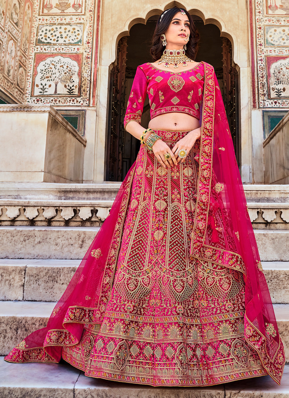 Lehenga Choli en filet brodé à paillettes roses