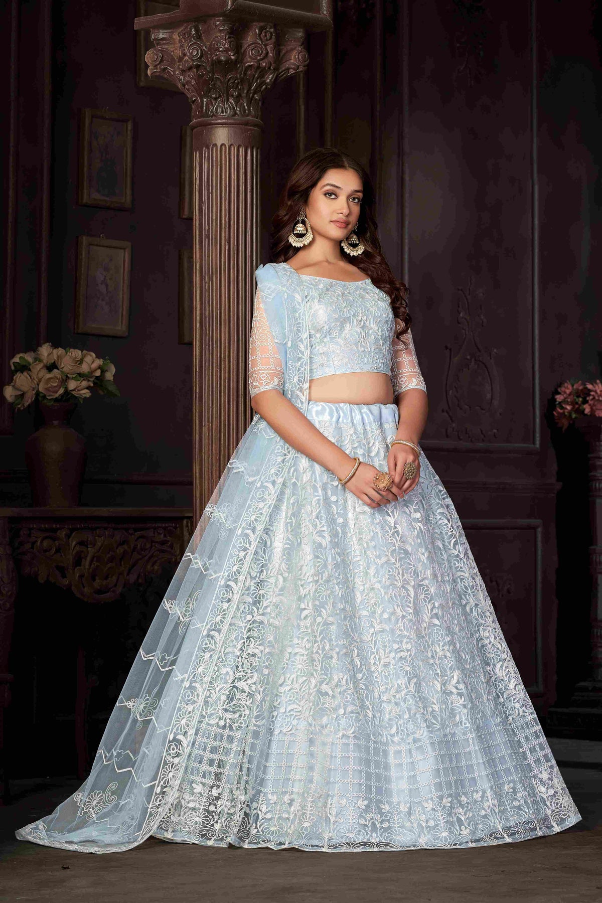 Lehenga Choli brodé en filet bleu ciel