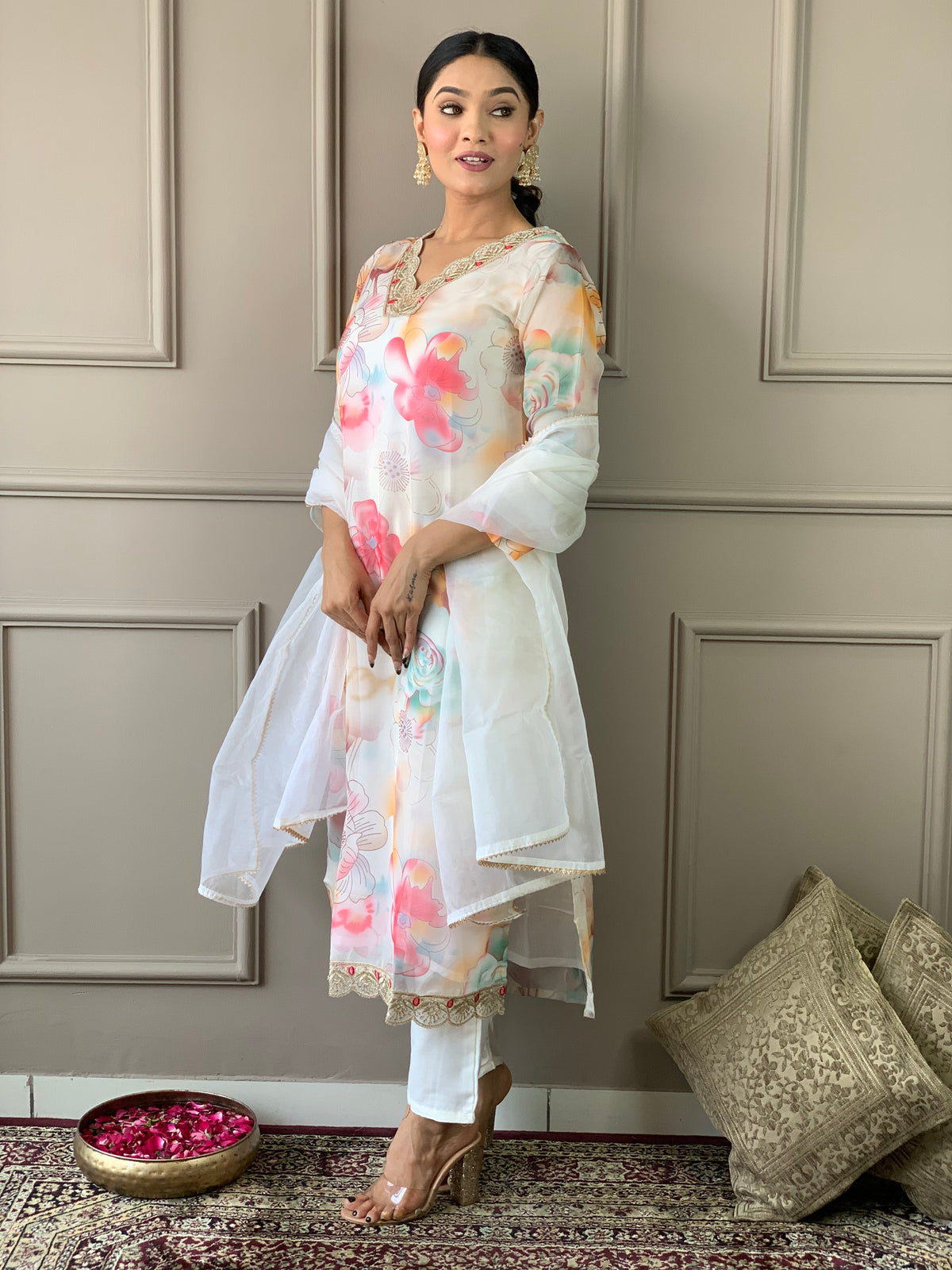 Costume Salwar blanc cassé en organza imprimé avec pantalon Dupatta