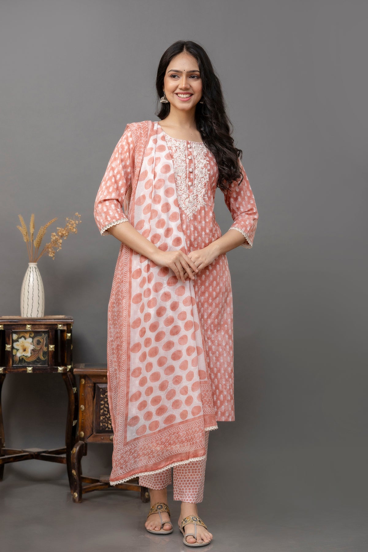 Costume Salwar prêt à porter en coton brodé pêche avec dupatta inférieur