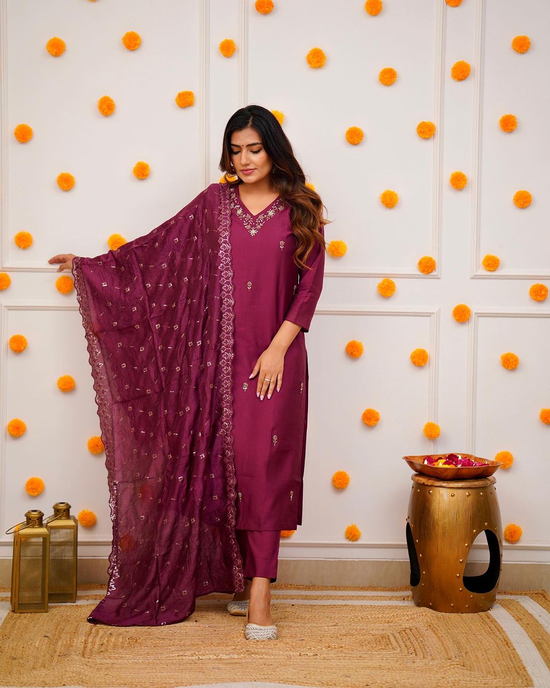 Costume Salwar brodé en viscose de vin Chanderi avec pantalon Dupatta