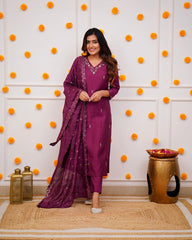 Costume Salwar brodé en viscose de vin Chanderi avec pantalon Dupatta