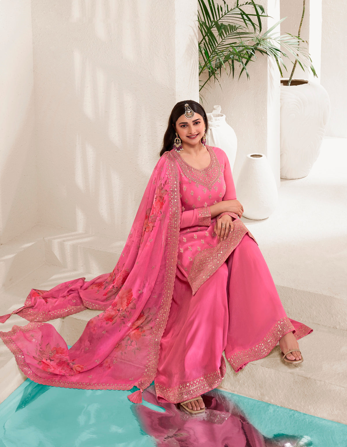 Costume Salwar brodé en chinnon viscose rose avec Sharara Dupatta