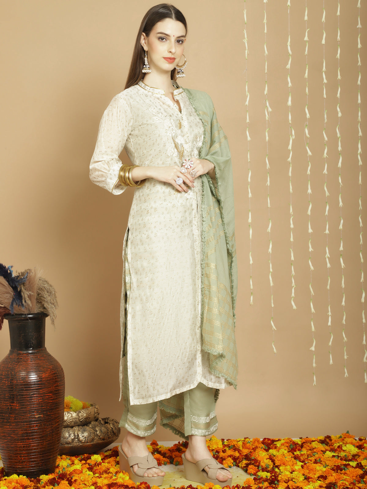 Costume Salwar brodé en soie blanc cassé avec pantalon Dupatta