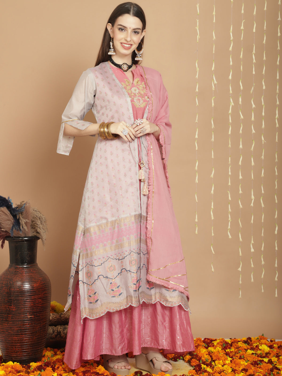 Costume Salwar brodé en soie grise avec dupatta inférieur