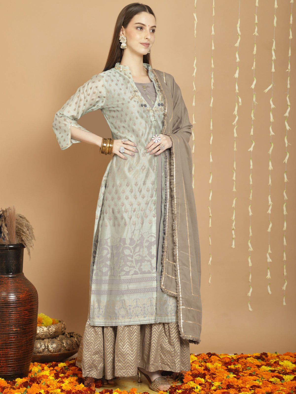 Costume Salwar brodé en soie artistique bleue avec dupatta inférieur