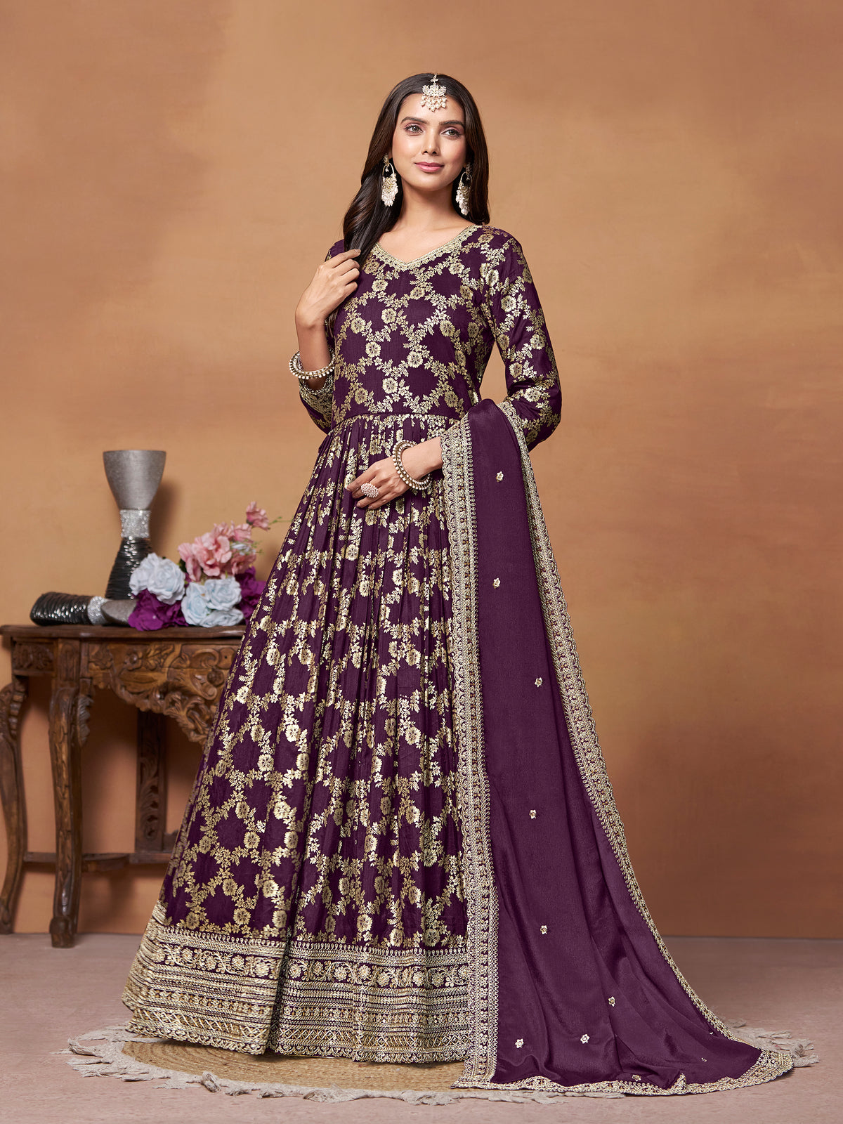 Robe Anarkali brodée en jacquard de vin avec pantalon Dupatta