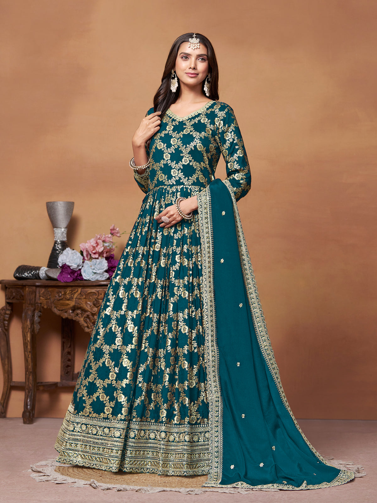 Costume Salwar Anarkali brodé en jacquard bleu avec pantalon Dupatta