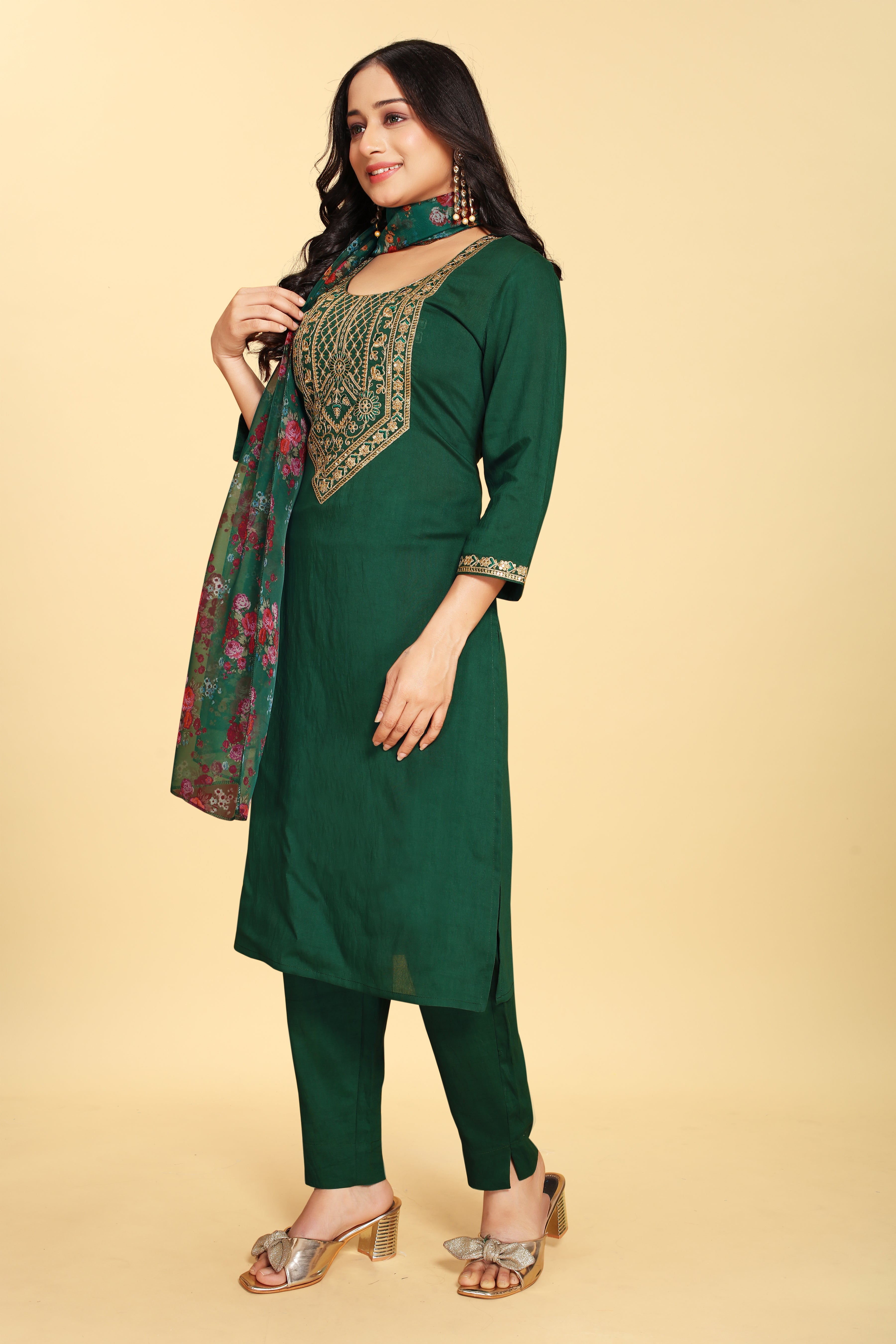 Costume Salwar brodé en soie verte avec pantalon Dupatta