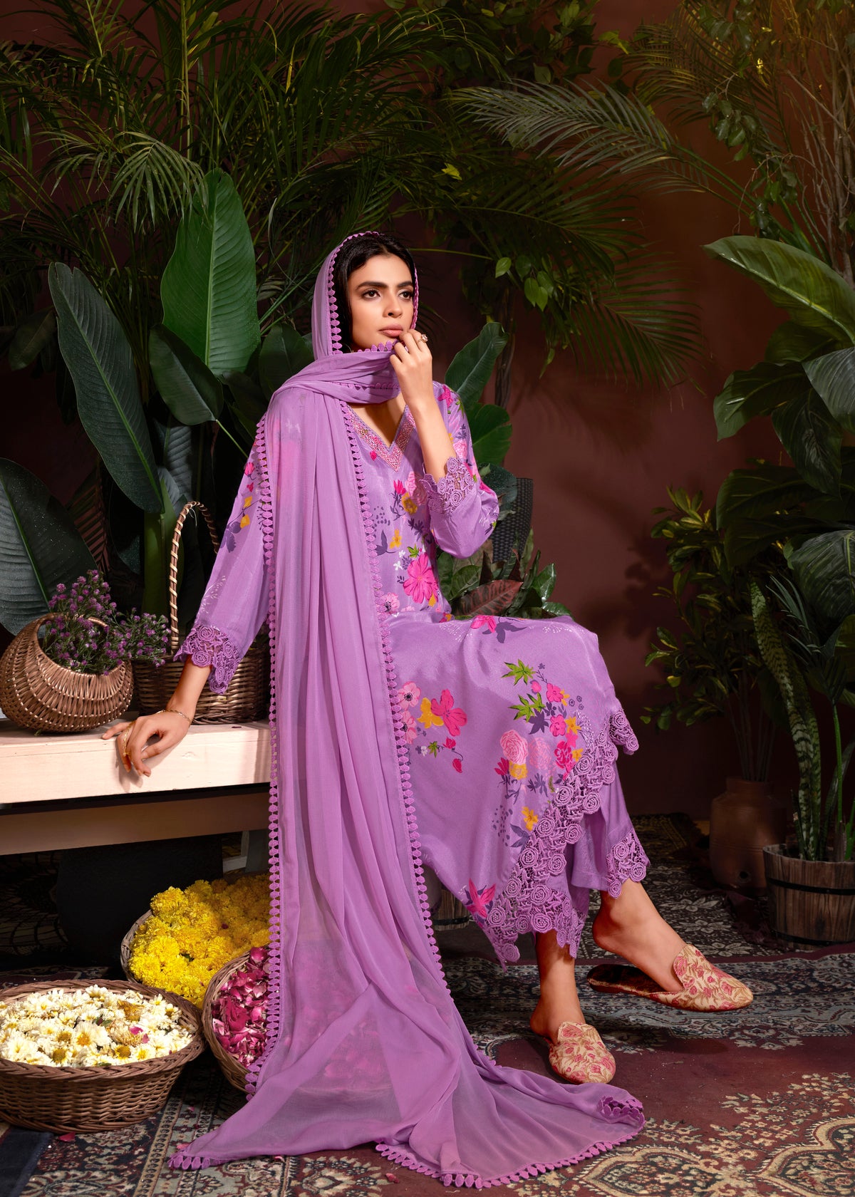 Costume Salwar imprimé en mousseline mauve avec broderie en dentelle et pantalon Dupatta