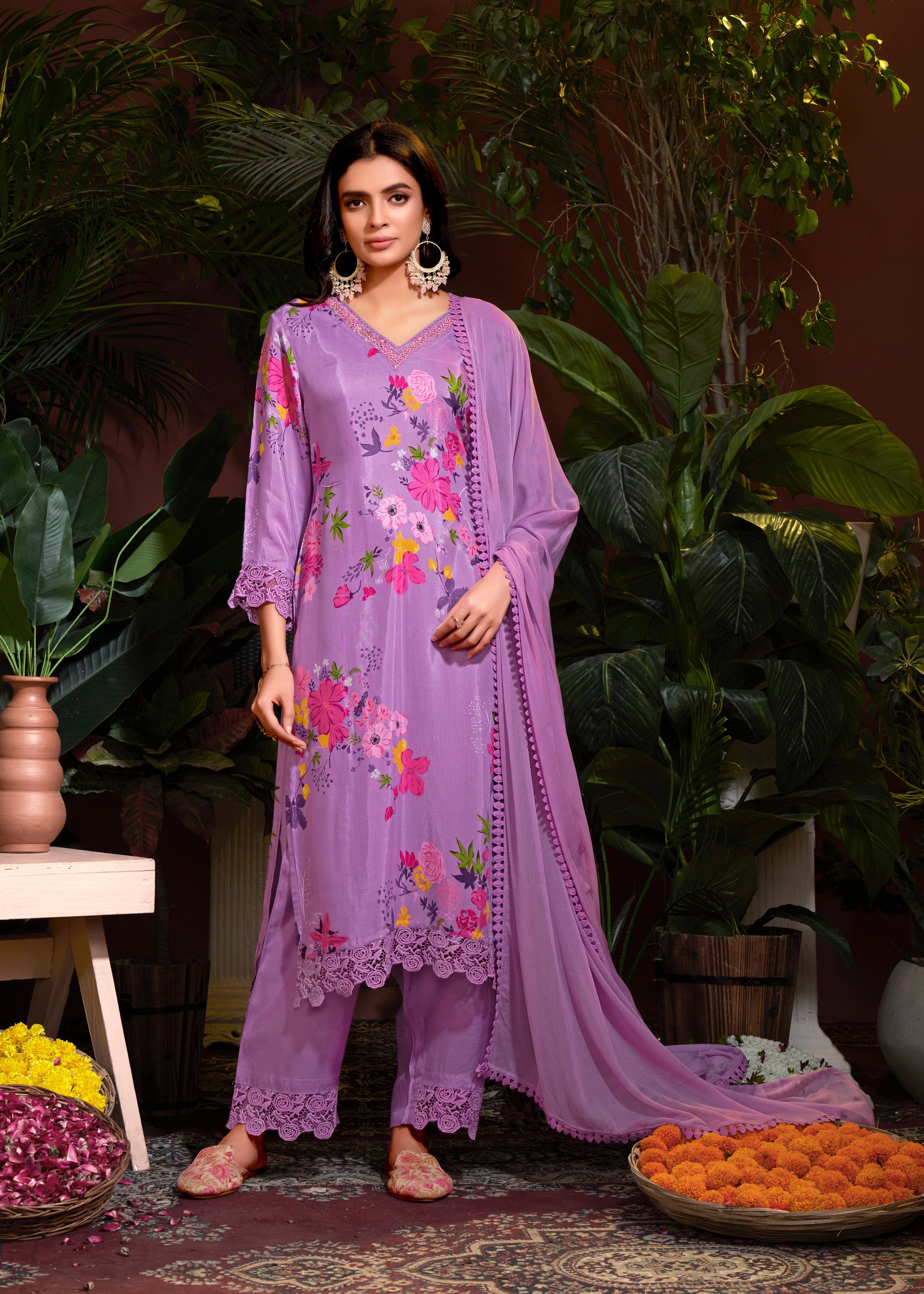 Costume Salwar imprimé en mousseline mauve avec broderie en dentelle et pantalon Dupatta