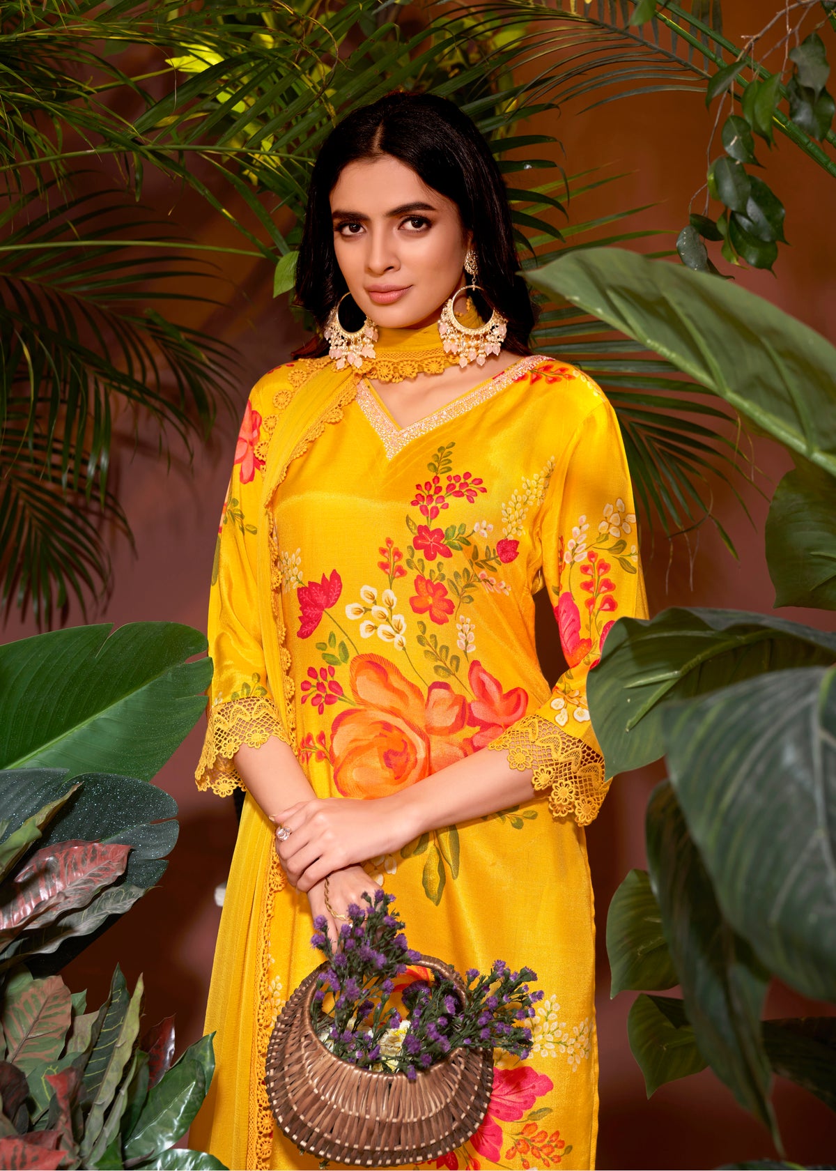 Costume Salwar en mousseline jaune avec broderie en dentelle imprimée et pantalon Dupatta