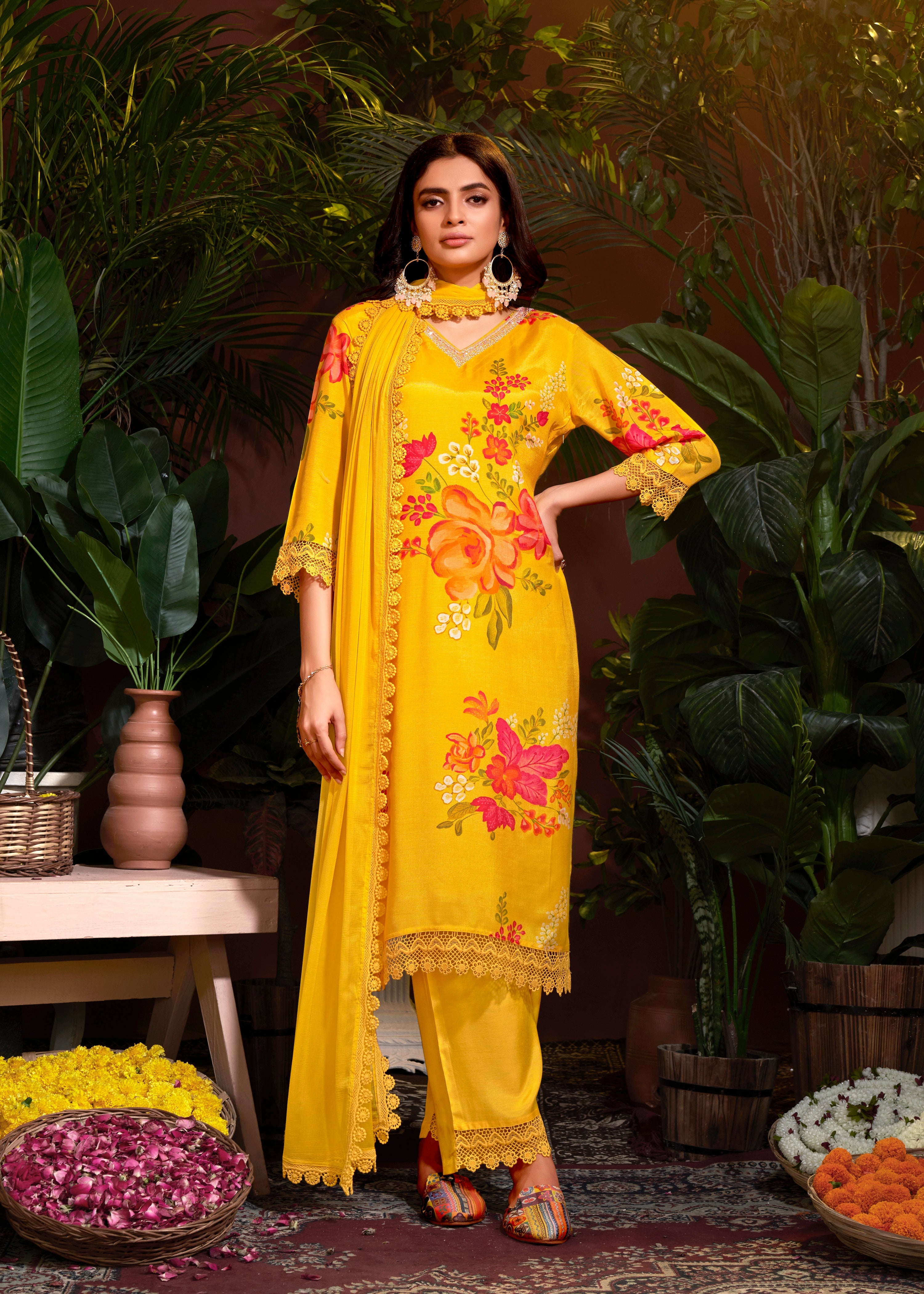 Costume Salwar en mousseline jaune avec broderie en dentelle imprimée et pantalon Dupatta