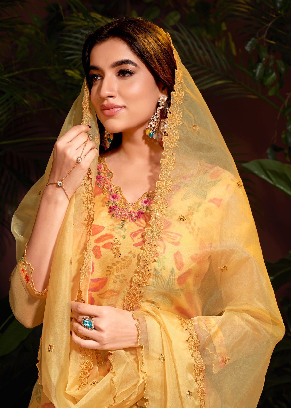 Costume Salwar à imprimé numérique en organza moutarde avec pantalon Dupatta