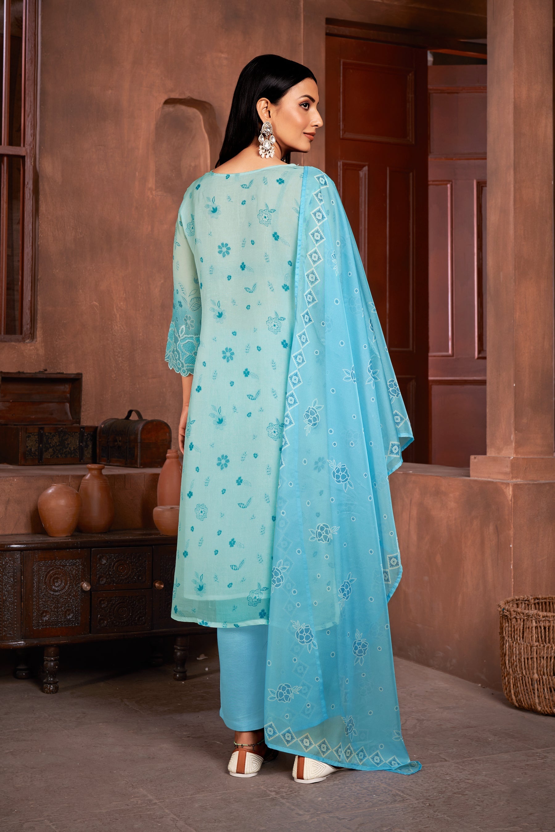 Costume Salwar en organza bleu imprimé en dentelle avec pantalon Dupatta