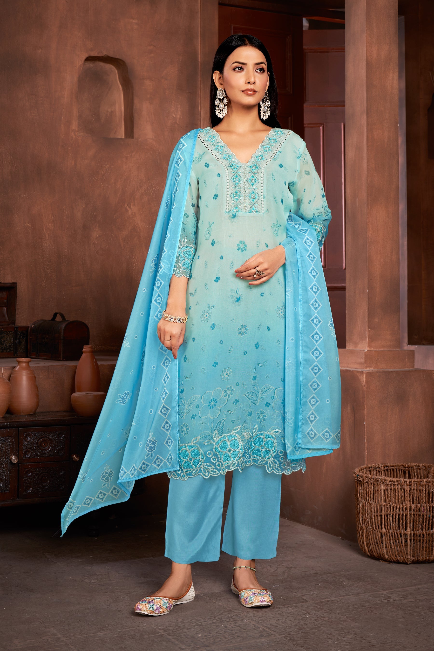 Costume Salwar en organza bleu imprimé en dentelle avec pantalon Dupatta