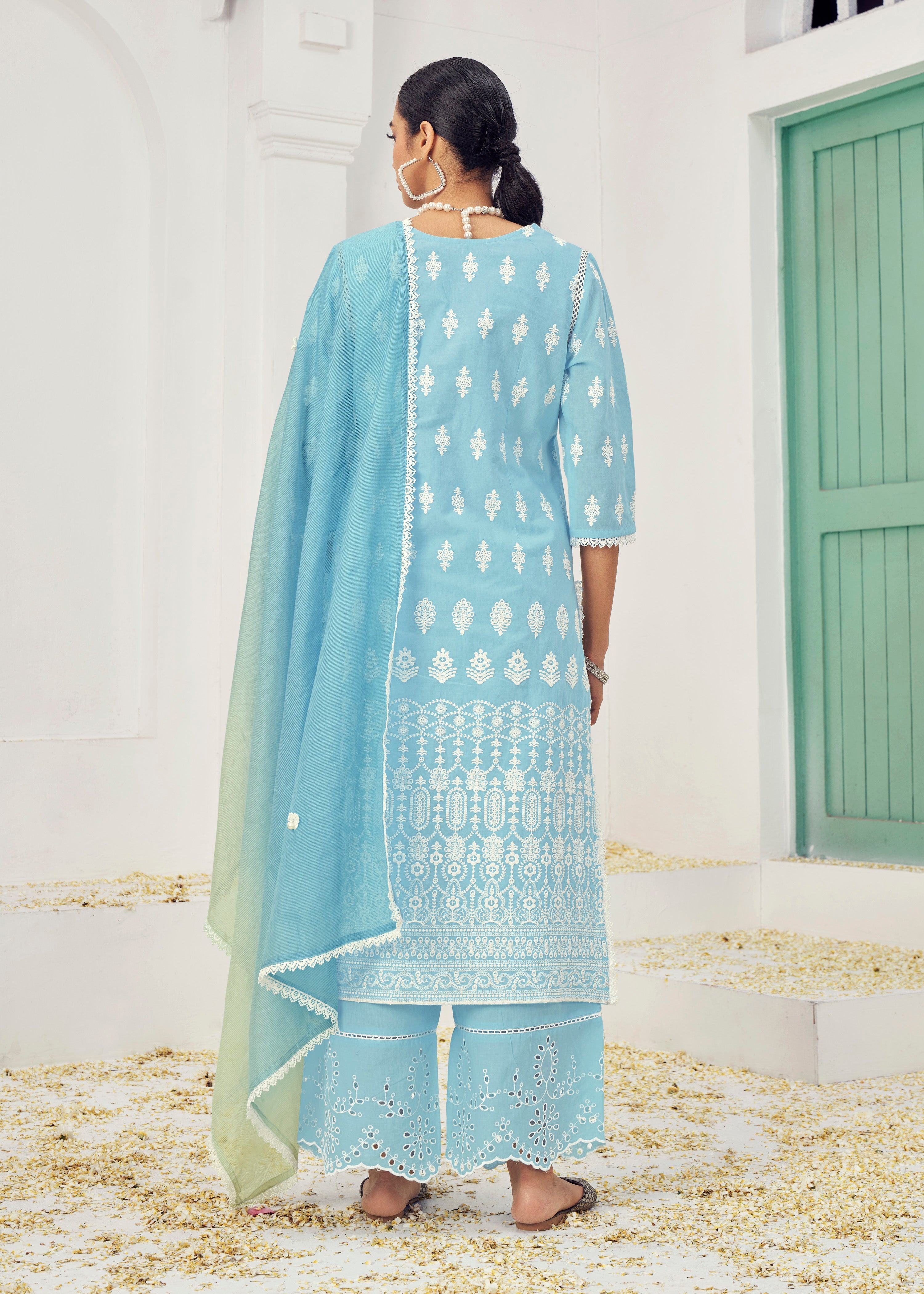 Costume Salwar Lucknowi en coton bleu ciel brodé