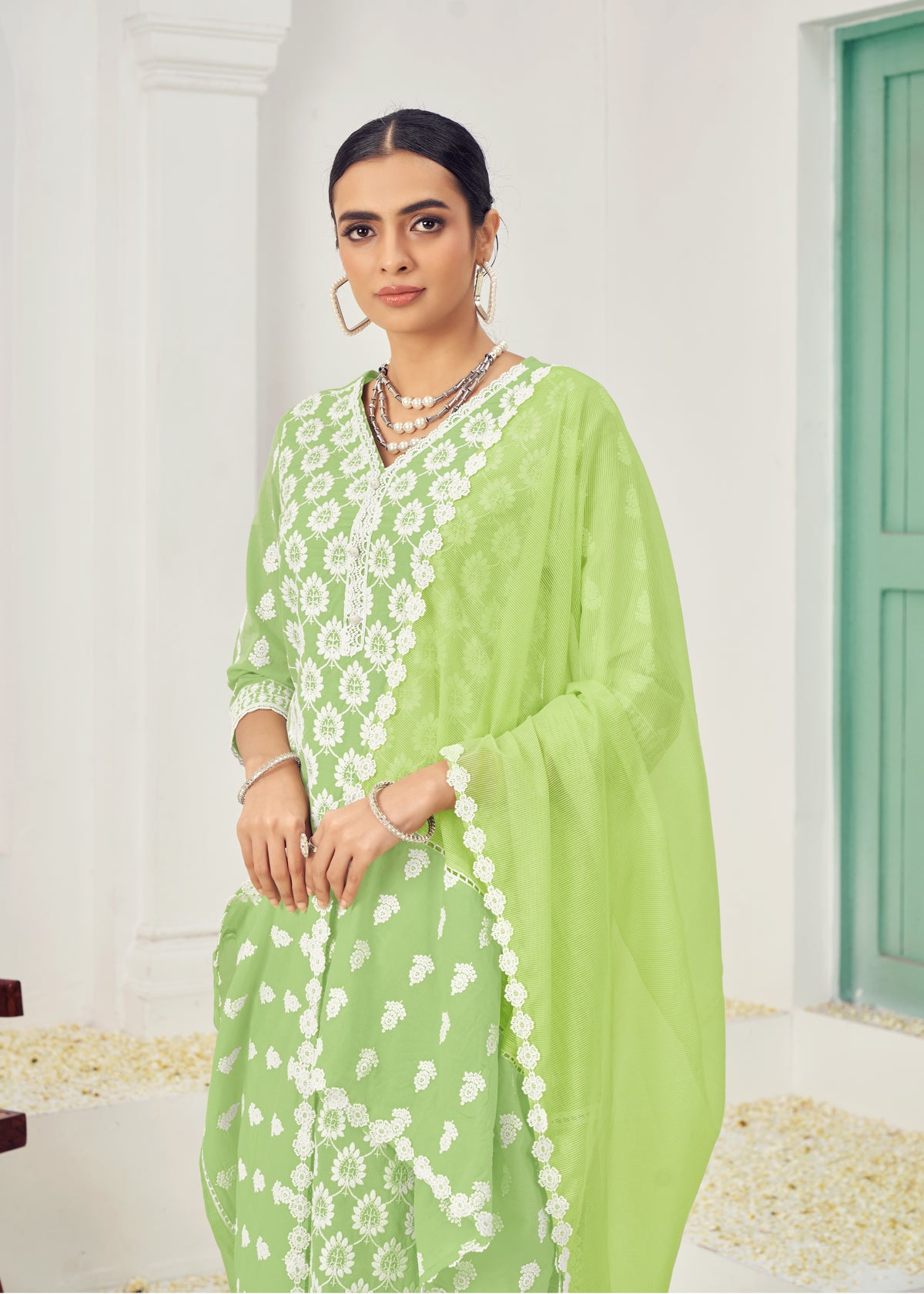 Costume Salwar Lucknowi en coton vert avec broderie Schiffli