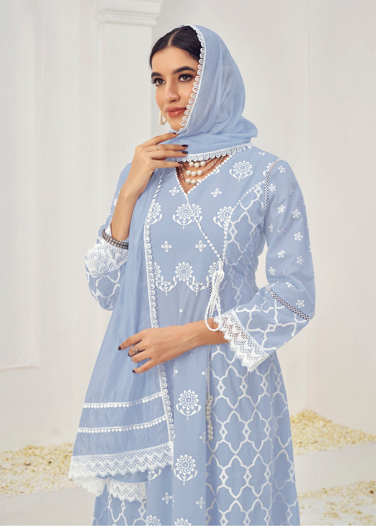 Costume Salwar Lucknowi en coton gris clair brodé