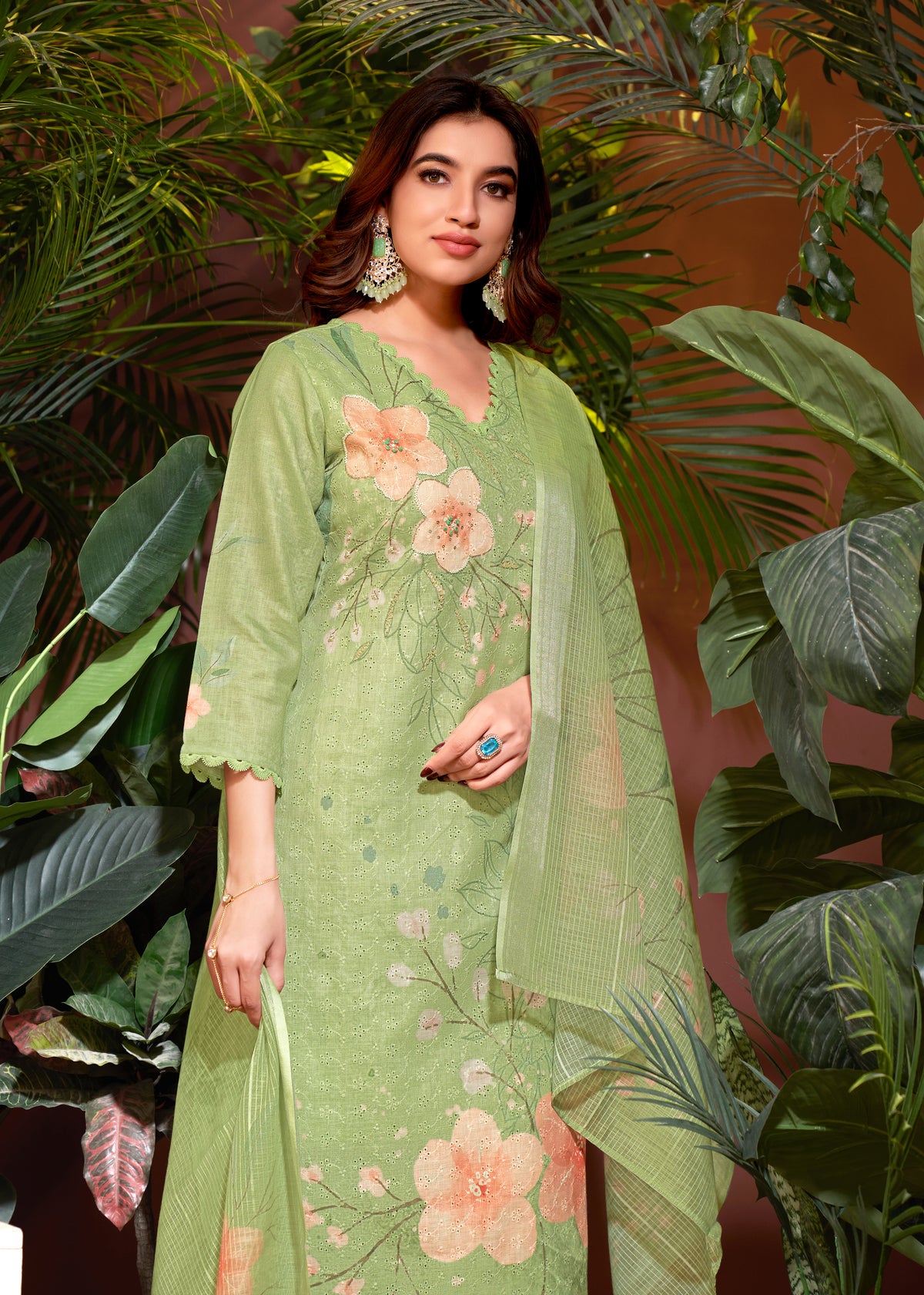 Costume Salwar Schiffli en lin et coton vert imprimé numériquement avec pantalon Dupatta