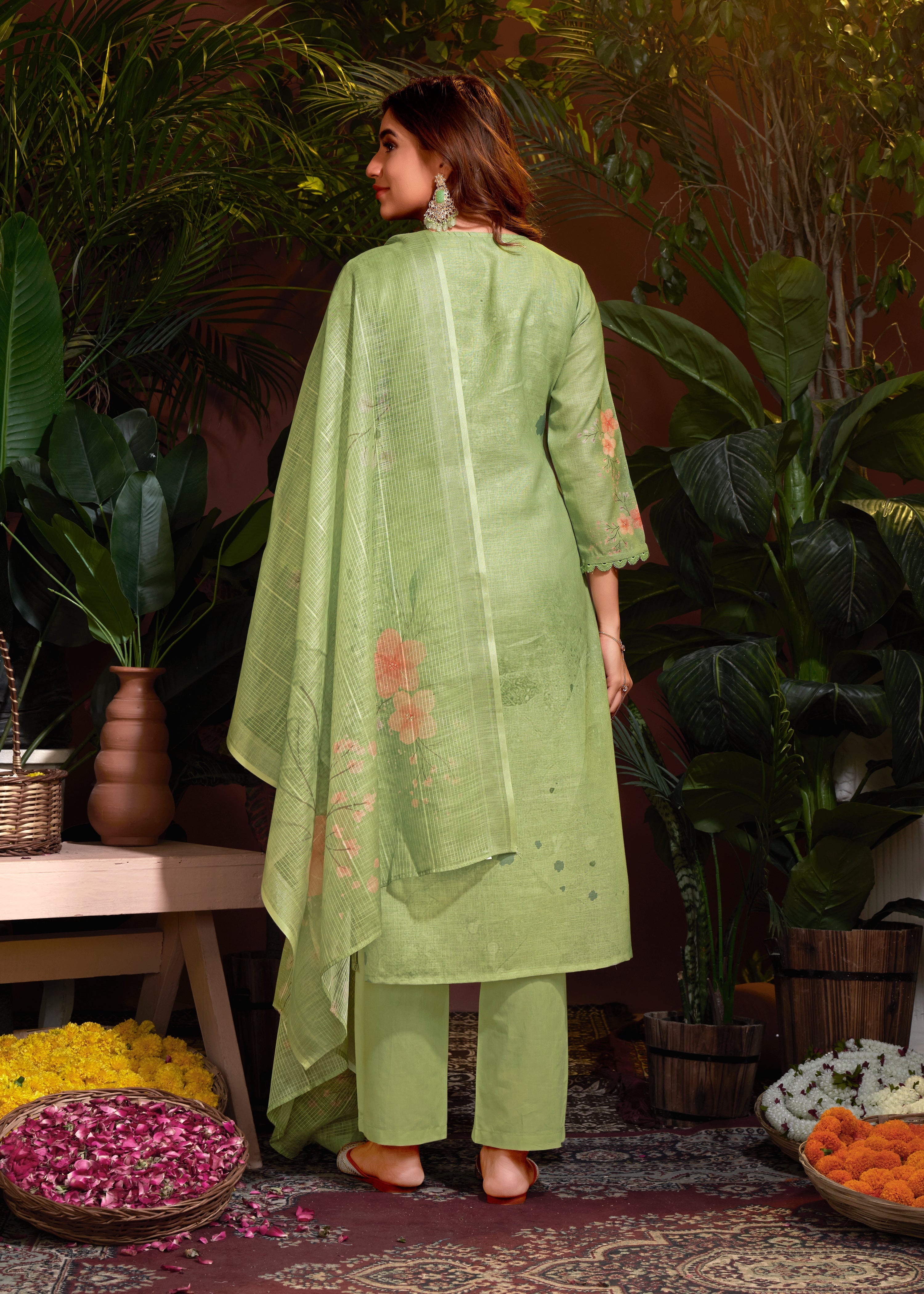 Costume Salwar Schiffli en lin et coton vert imprimé numériquement avec pantalon Dupatta