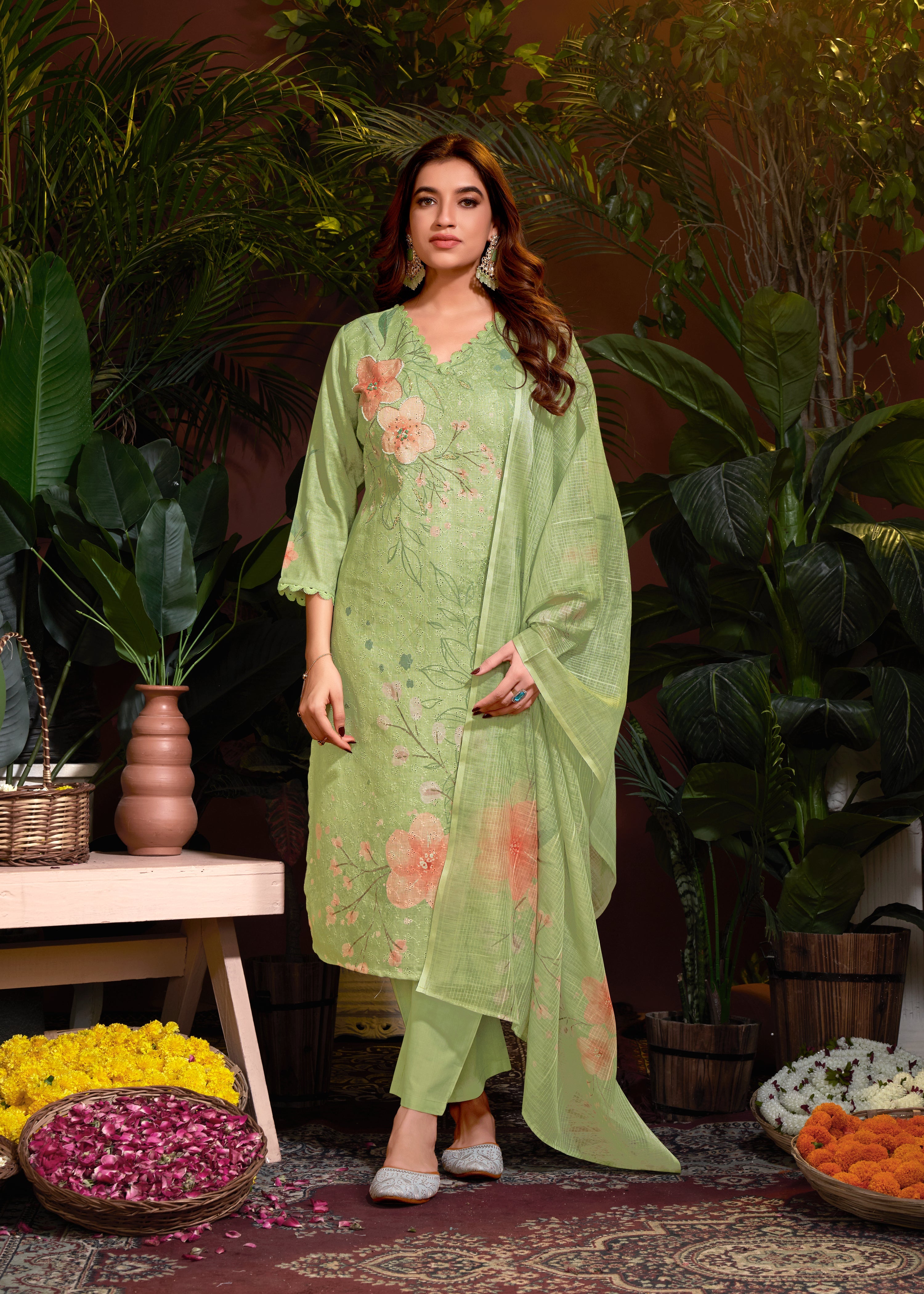 Costume Salwar Schiffli en lin et coton vert imprimé numériquement avec pantalon Dupatta