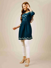 Kurti court brodé en rayonne bleue