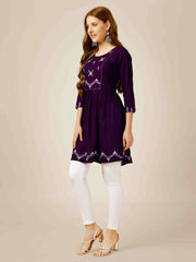 Kurti court brodé en rayonne violette