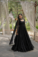 Robe brodée en fausse georgette noire à paillettes avec dupatta