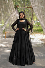 Robe brodée en fausse georgette noire à paillettes avec dupatta