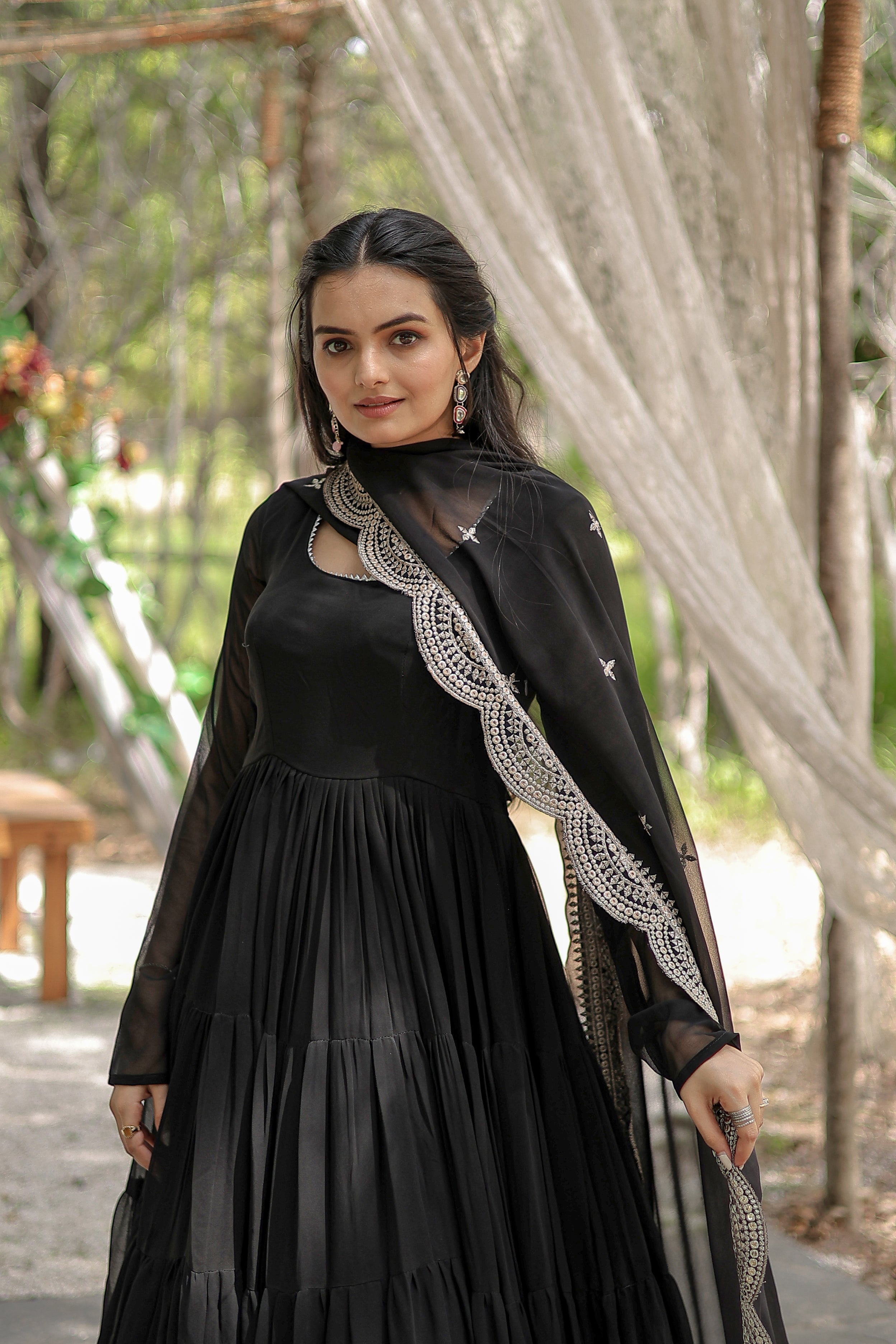 Robe brodée en fausse georgette noire à paillettes avec dupatta