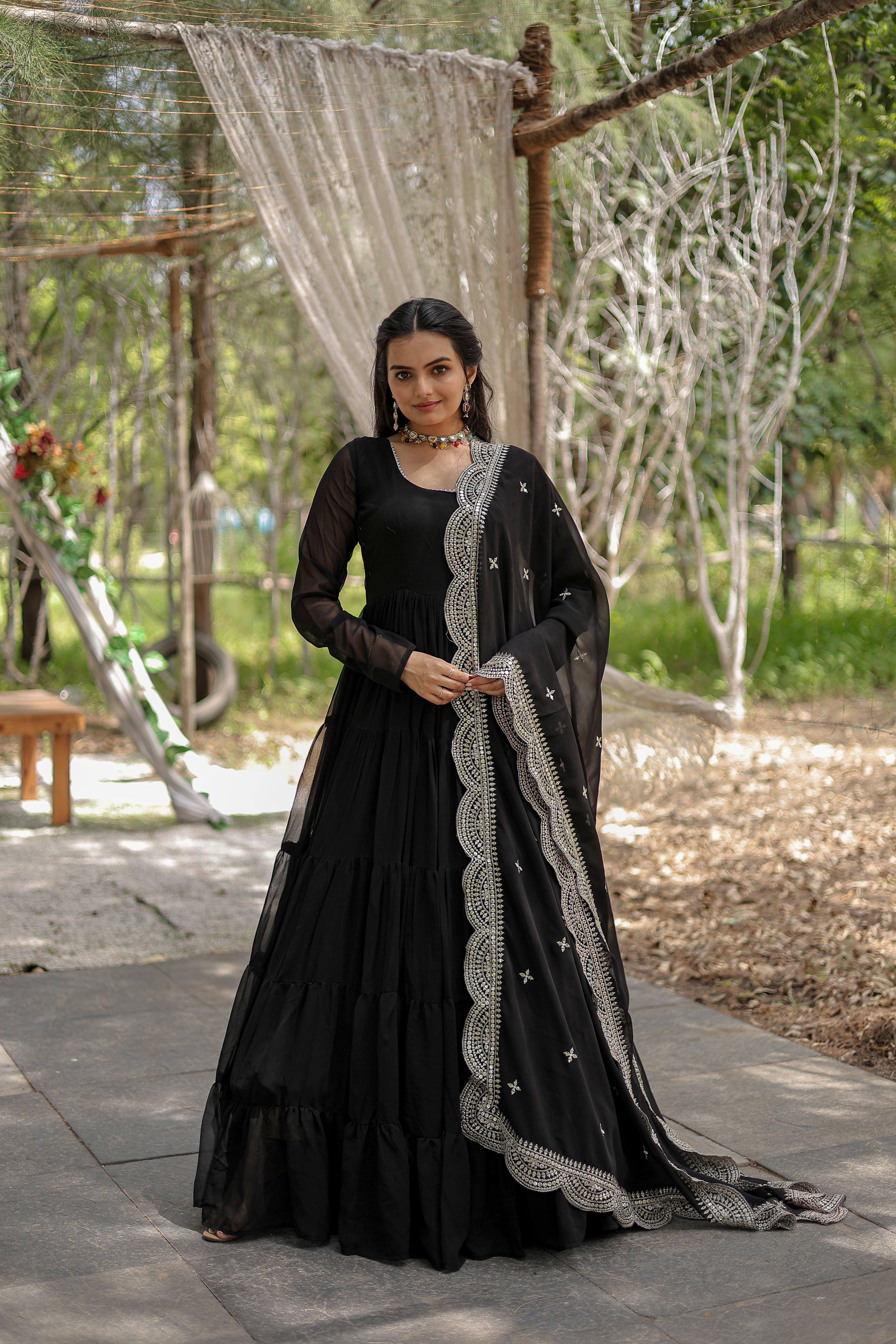 Robe brodée en fausse georgette noire à paillettes avec dupatta