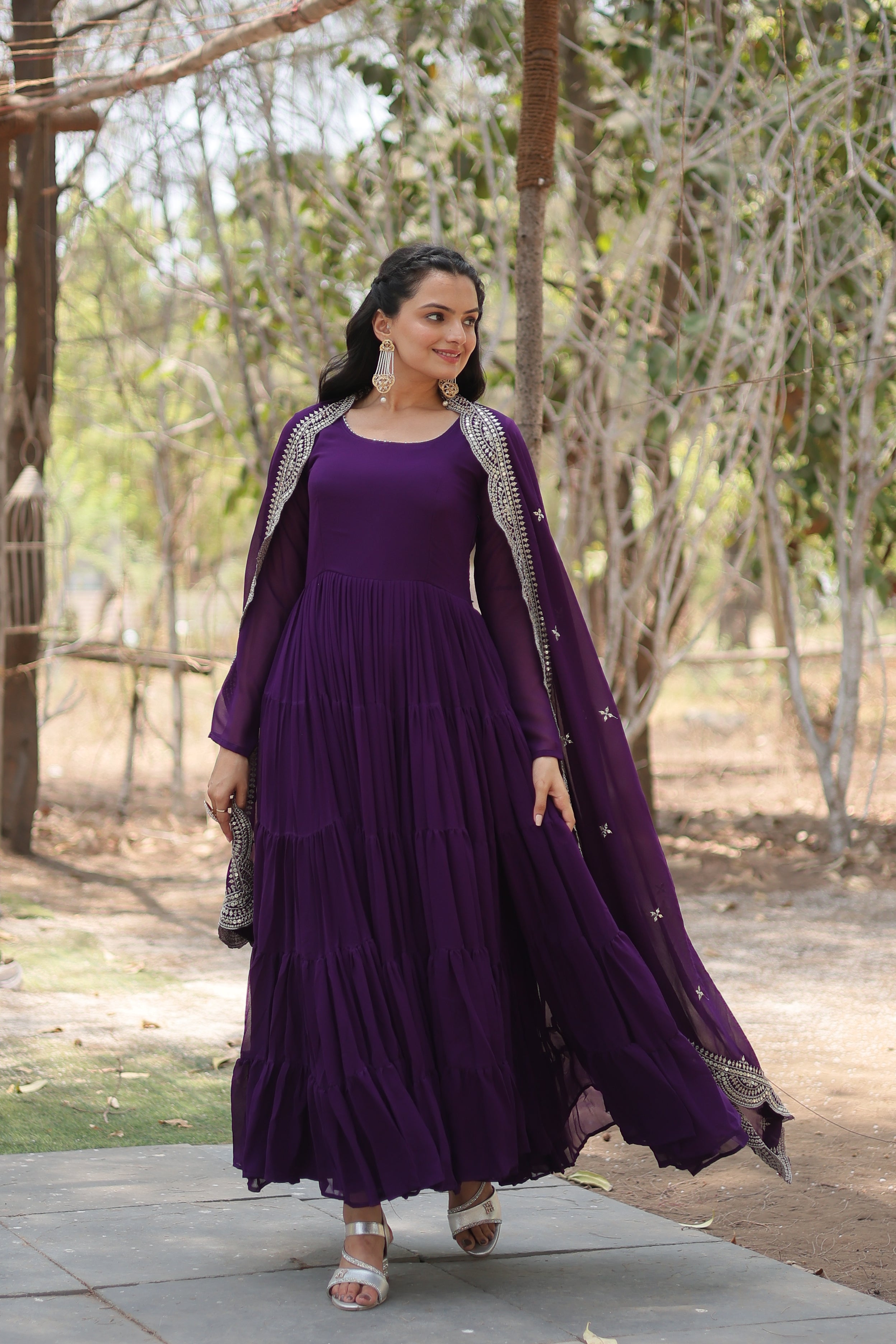 Robe brodée en fausse georgette à paillettes violettes avec dupatta