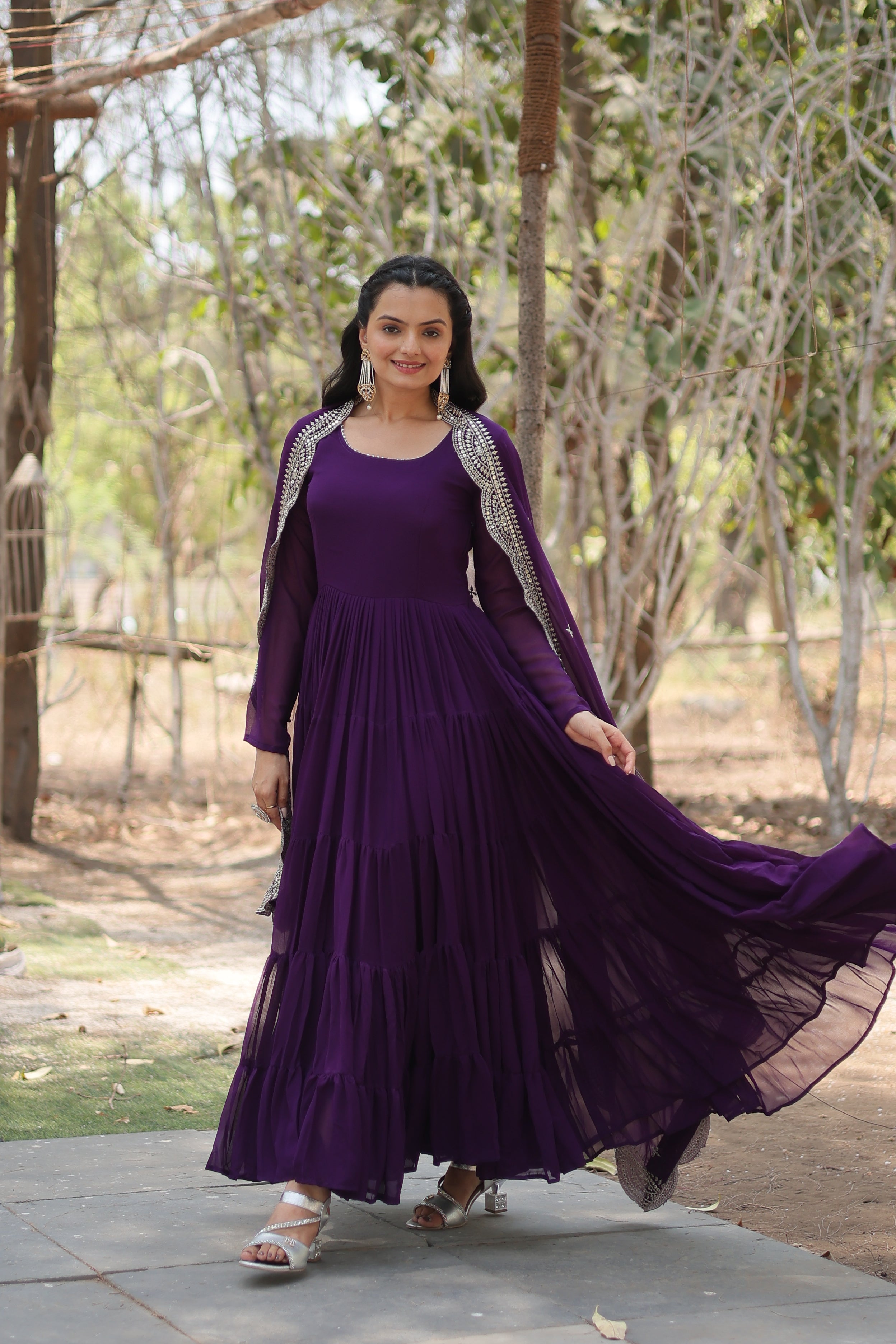 Robe brodée en fausse georgette à paillettes violettes avec dupatta