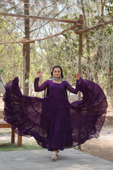 Robe brodée en fausse georgette à paillettes violettes avec dupatta