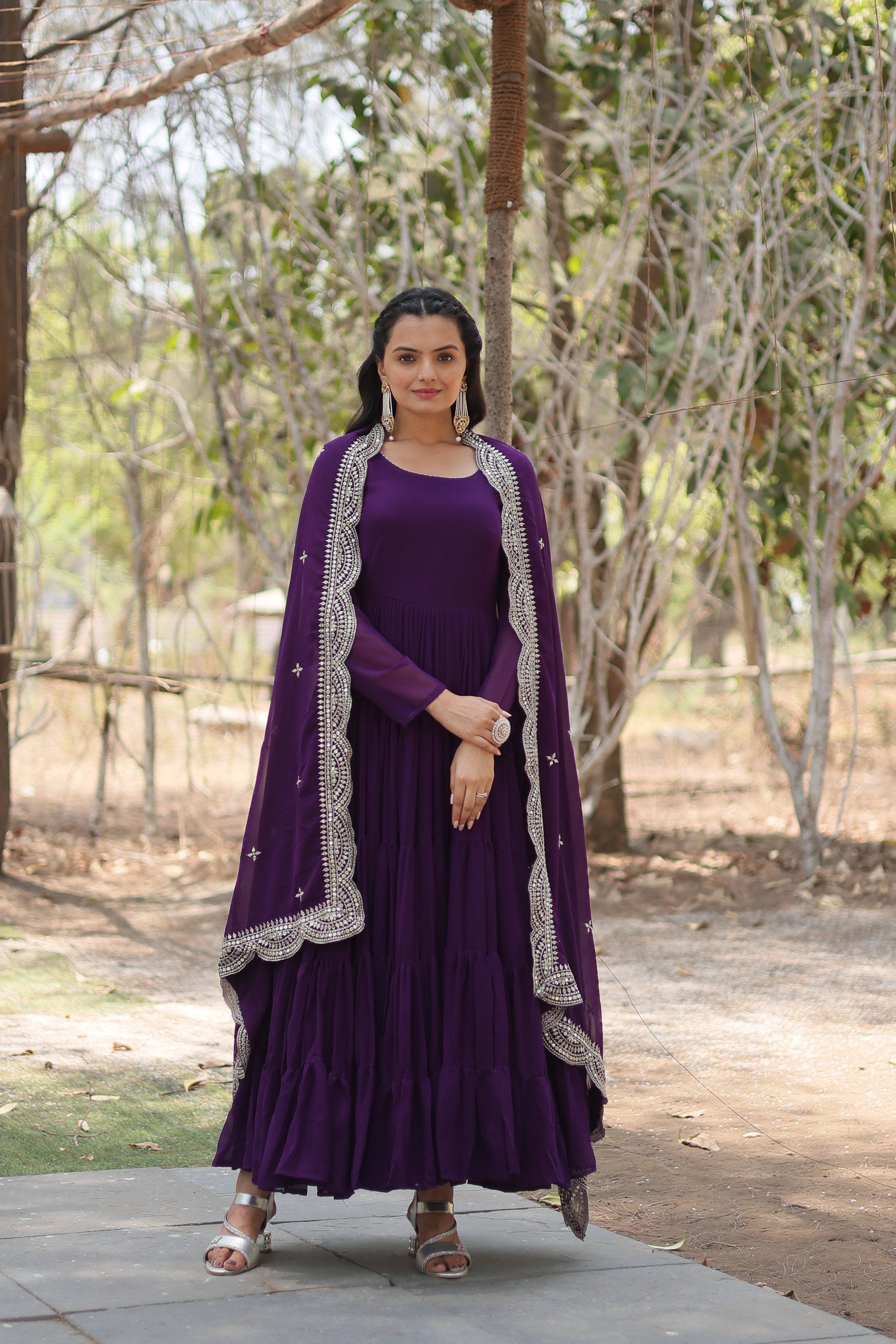 Robe brodée en fausse georgette à paillettes violettes avec dupatta