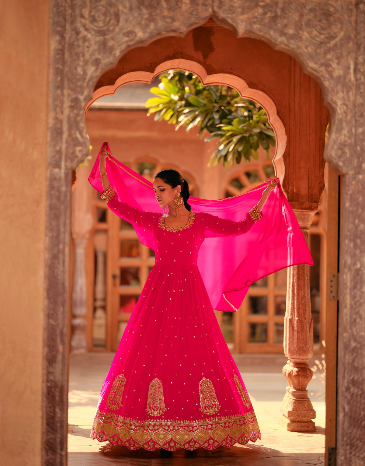 Costume Salwar Anarkali évasé brodé en georgette rose avec dupatta inférieur