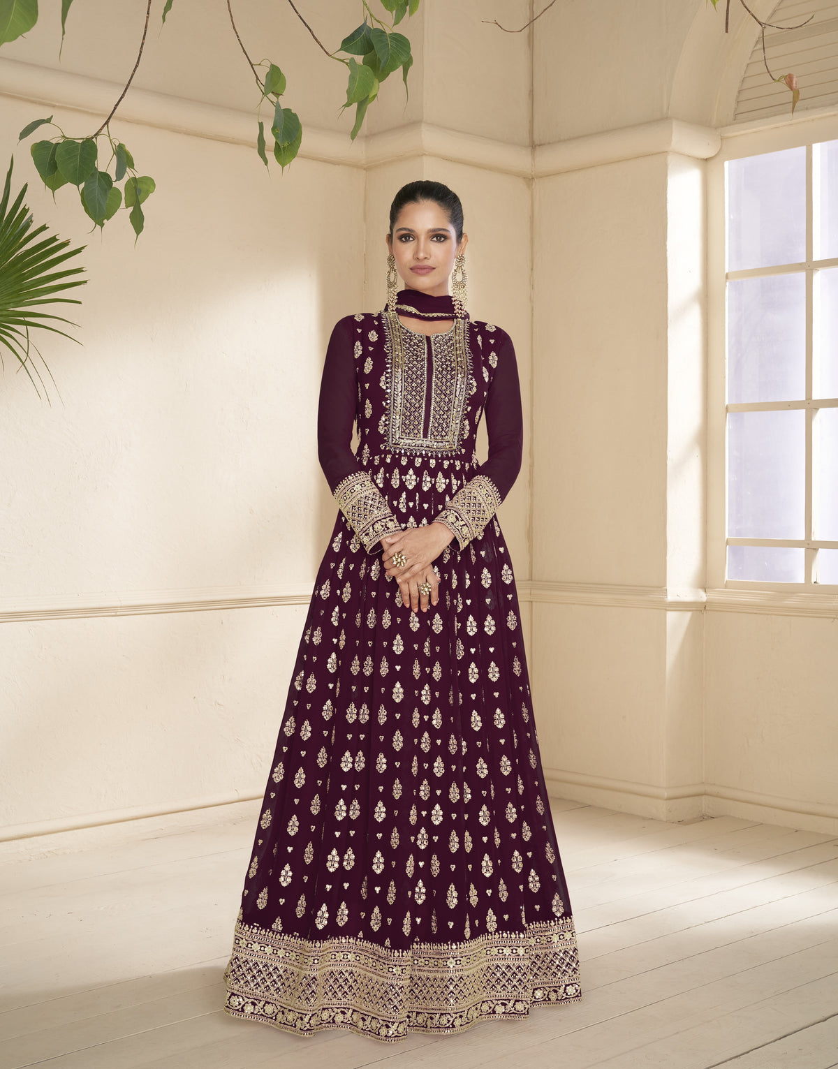 Costume Salwar Anarkali évasé brodé en georgette de vin avec dupatta inférieur