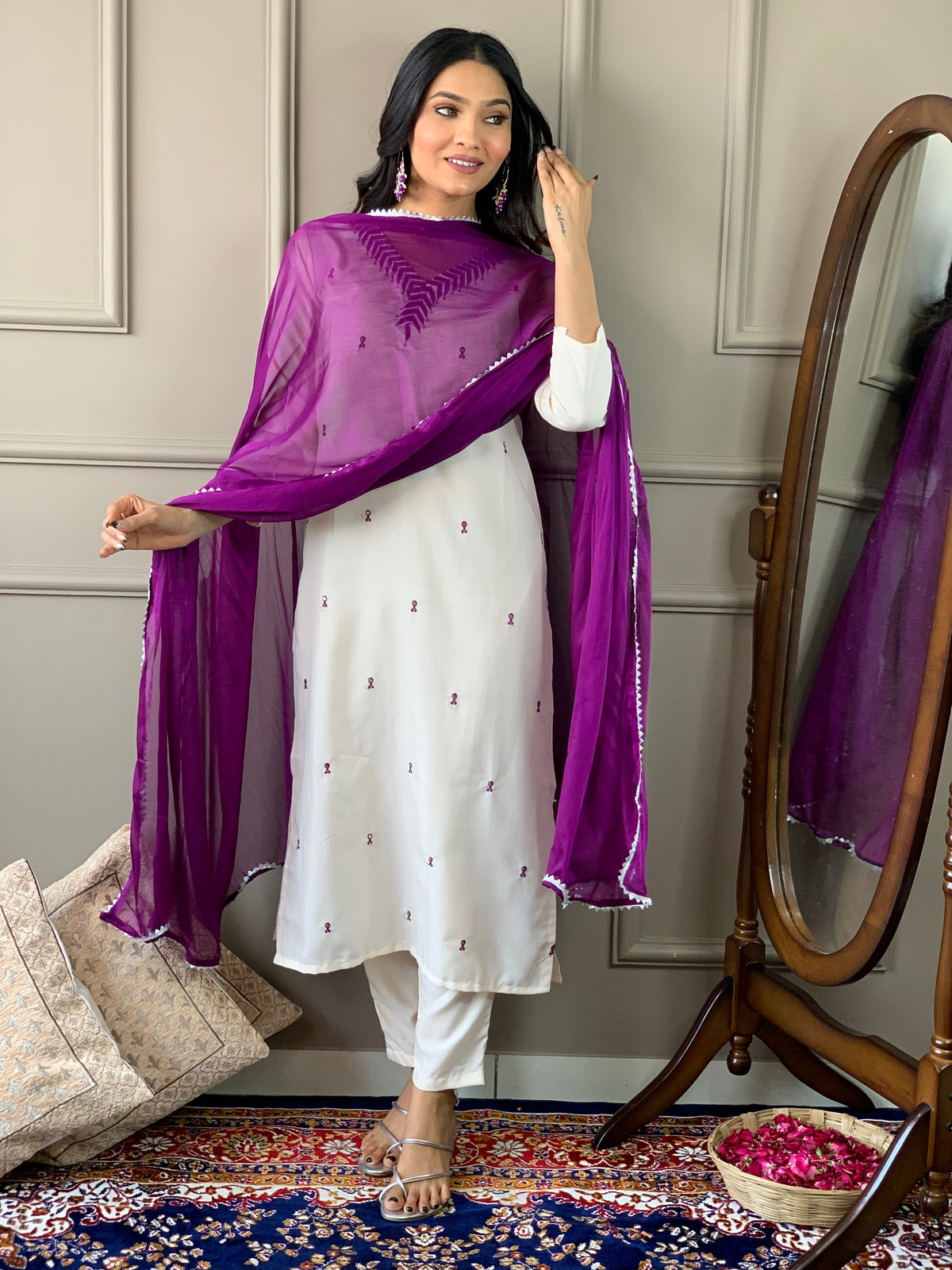 Costume Salwar prêt à porter en fil de rayonne blanc cassé avec dupatta inférieur