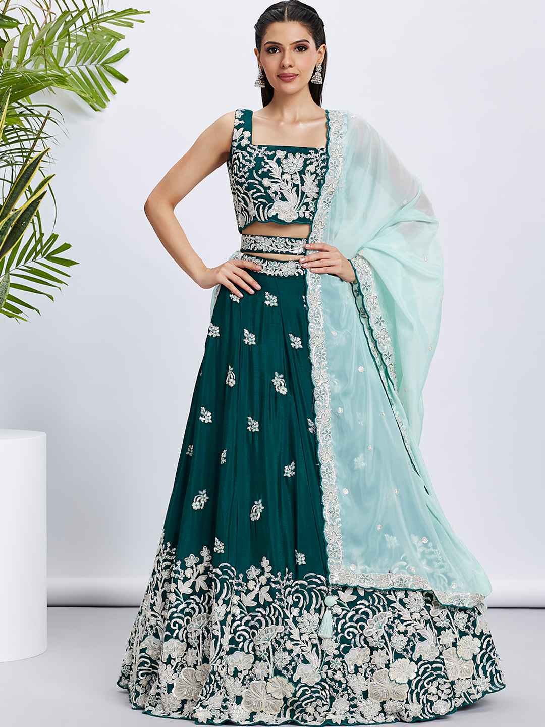 Lehenga Choli brodé en georgette verte