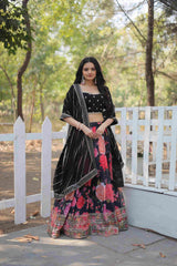 Lehenga Choli brodé en fausse georgette noire à paillettes imprimées