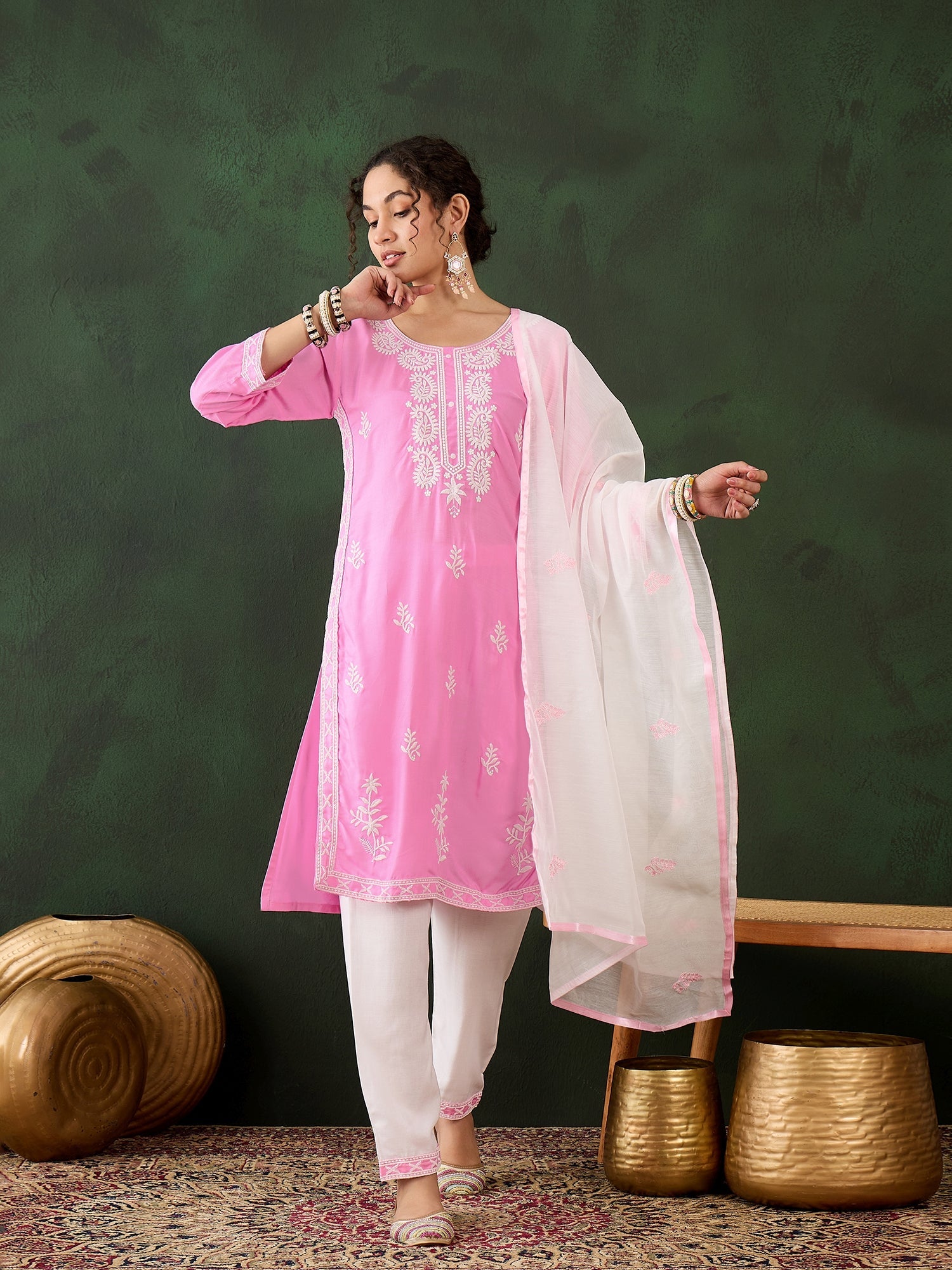 Rayonne rose Chikankari Kurti avec pantalon Dupatta